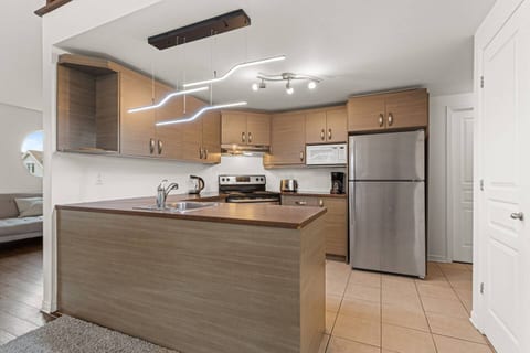 Cozy condo w/ private balcony & parking
