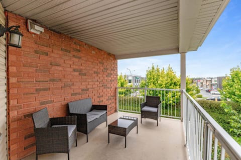 Cozy condo w/ private balcony & parking