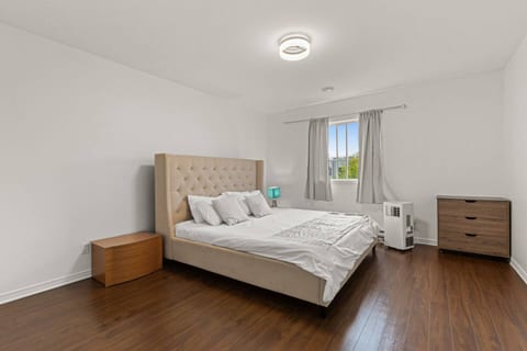 Cozy condo w/ private balcony & parking