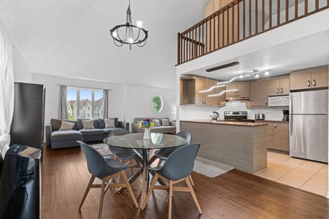 Cozy condo w/ private balcony & parking