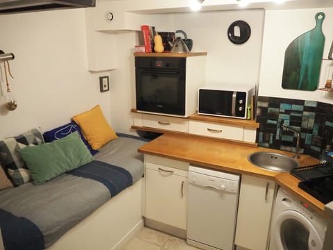 Atypical 28 m2 apartment in Paris image 2