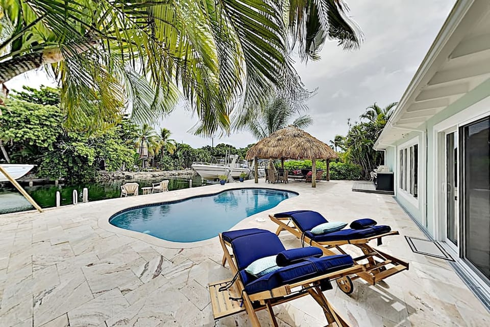 Tropical Oasis! Private Pool, Dock, Tiki Hut & BBQ - Marathon