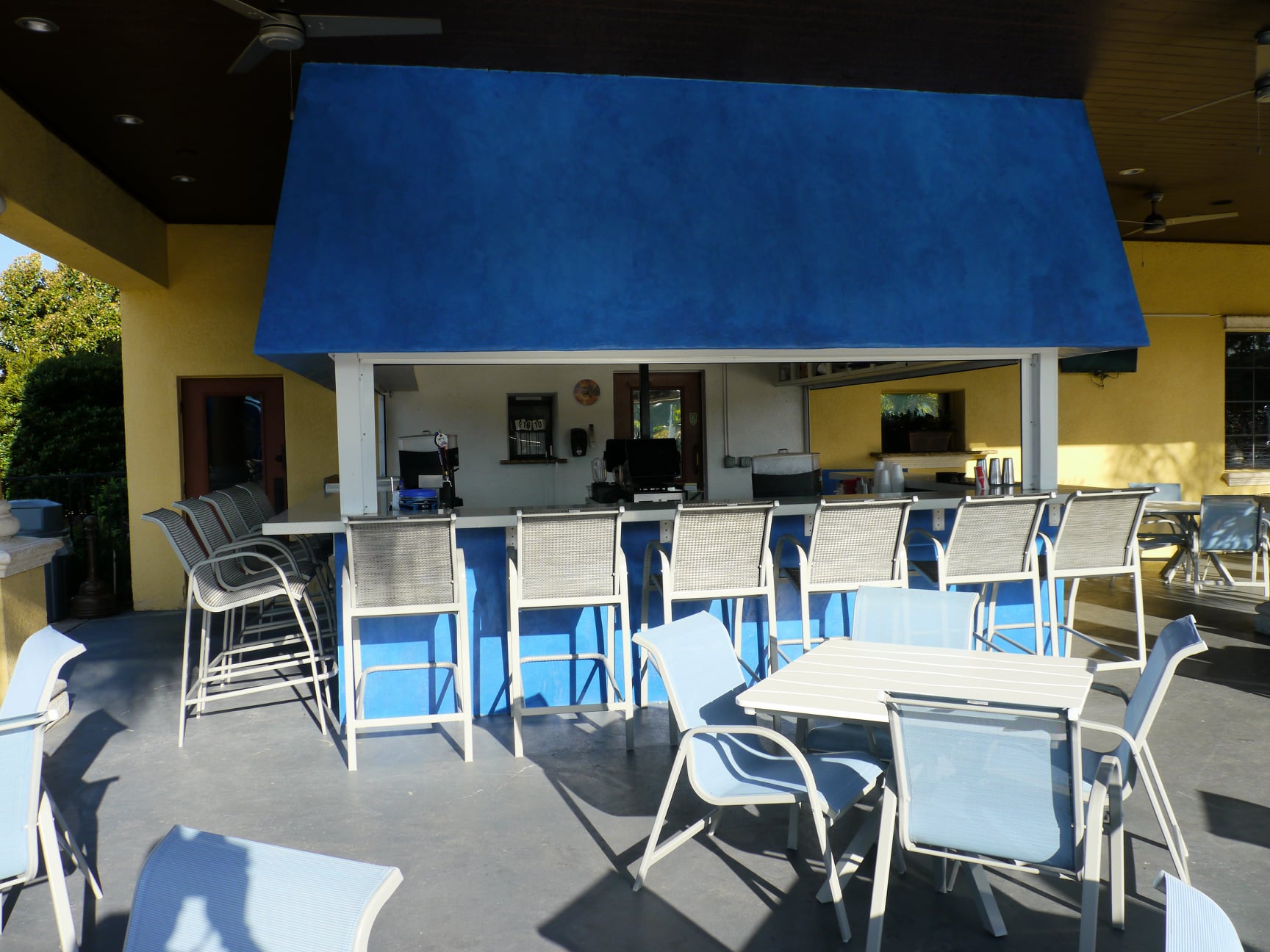 The bar/grill ensures that you can stay at the pool for hours! Grab a meal with a cold beverage!