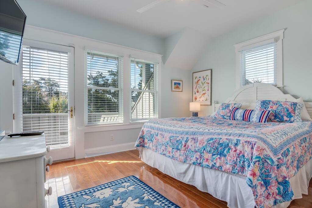 King bedroom #1 with adjoining bath - Sea and Tee - Bald Head Island