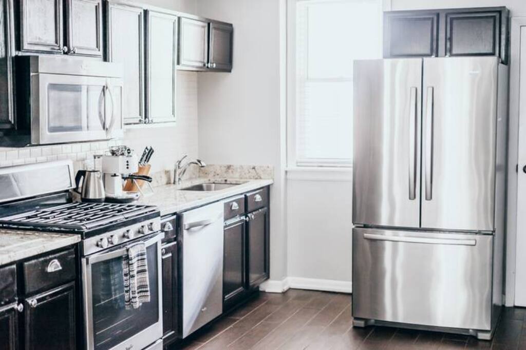 Private Garage+Laundry+Restaurant Row+93 Walkscore
