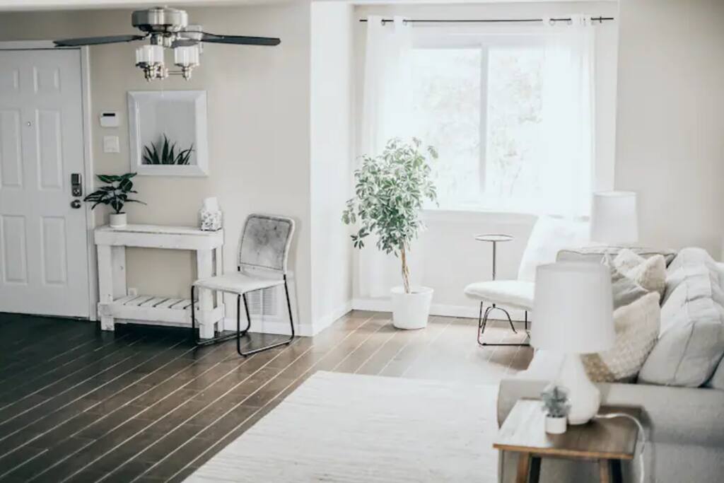Private Garage+Laundry+Restaurant Row+93 Walkscore