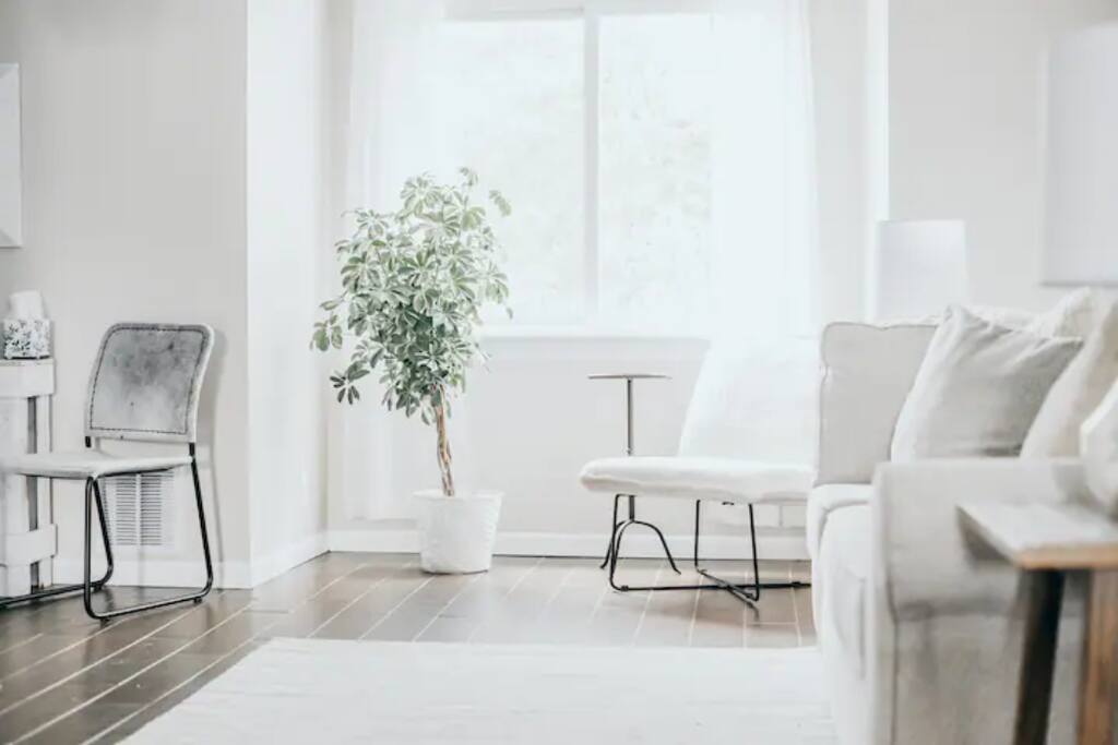 Private Garage+Laundry+Restaurant Row+93 Walkscore