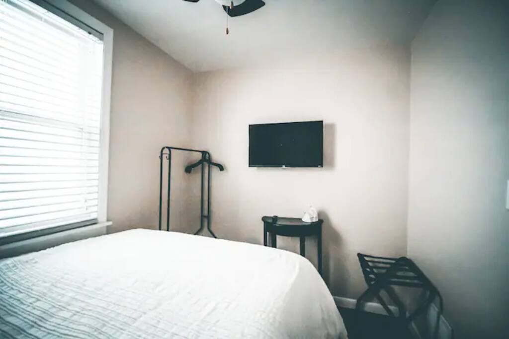 Private Garage+Laundry+Restaurant Row+93 Walkscore