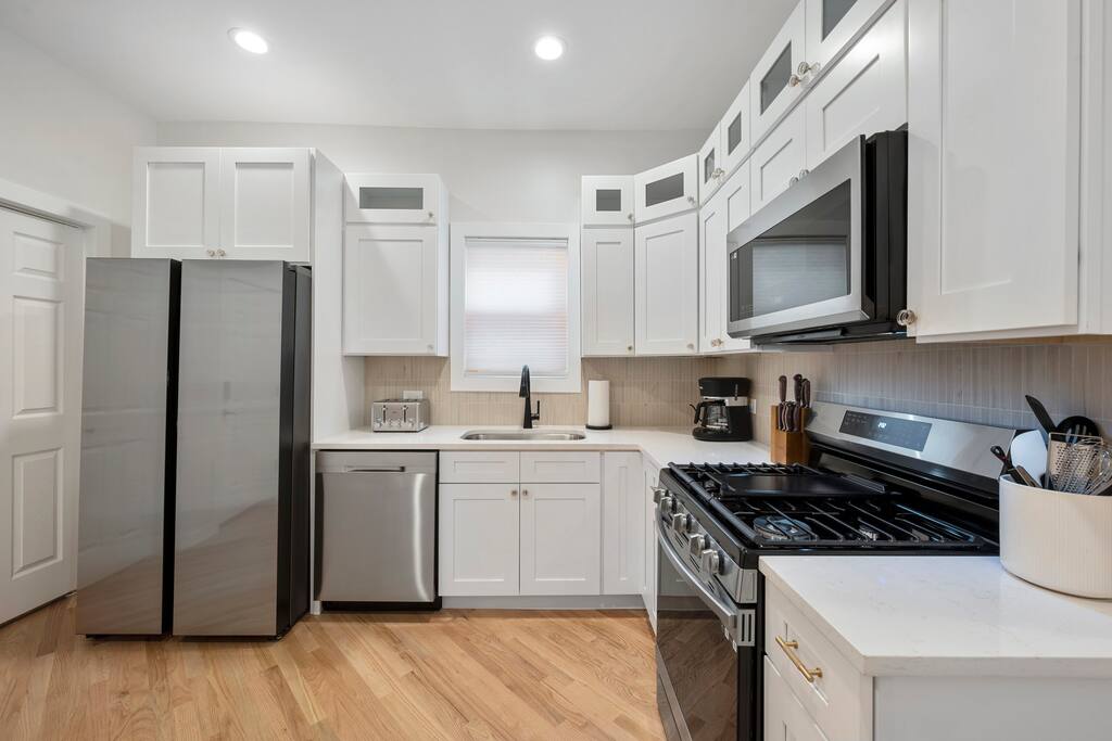 By Wrigley+Reserved Parking+95 Walkscore+Laundry!