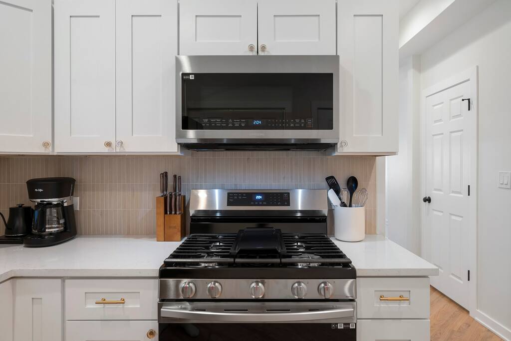 By Wrigley+Reserved Parking+95 Walkscore+Laundry!