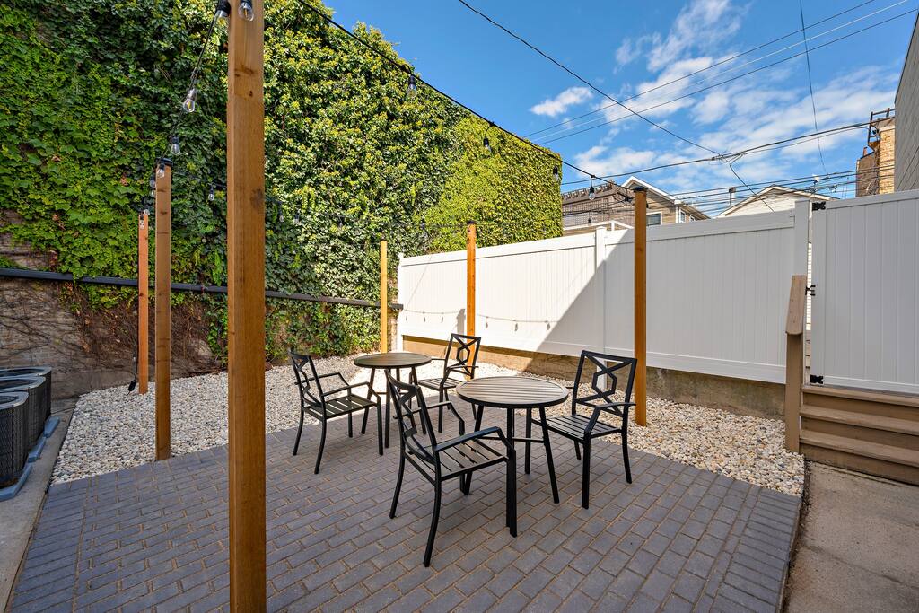 By Wrigley+Reserved Parking+95 Walkscore+Laundry!