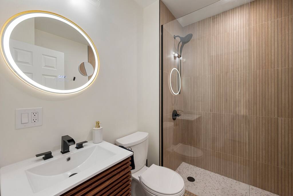 By Wrigley+Reserved Parking+95 Walkscore+Laundry!