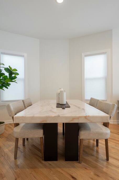 By Wrigley+Reserved Parking+95 Walkscore+Laundry!