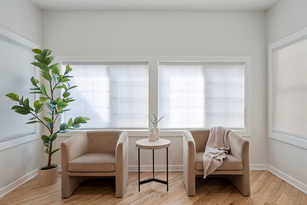 By Wrigley+Reserved Parking+95 Walkscore+Laundry!