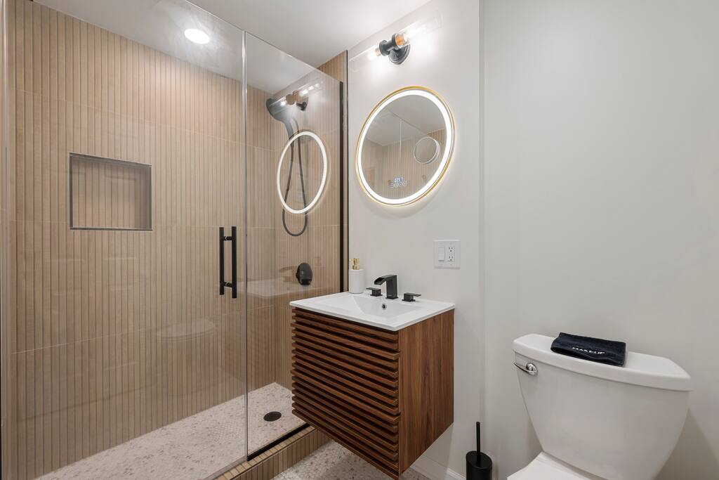 Entire Unit+Near Wrigley+Reserved Parking+Laundry!