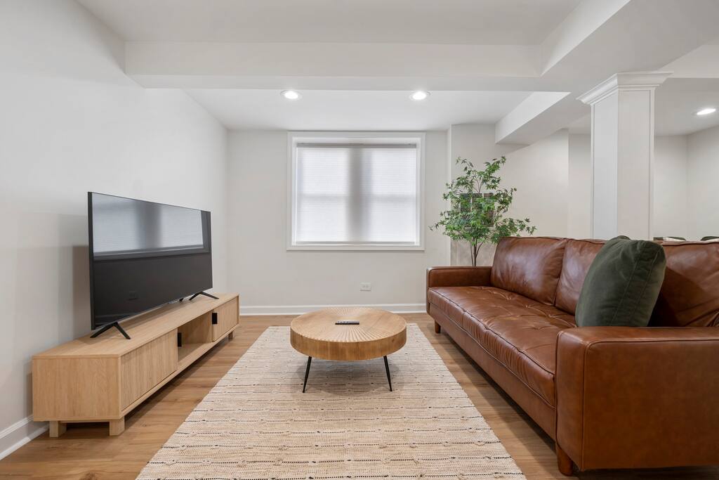 Entire Unit+Near Wrigley+Reserved Parking+Laundry!