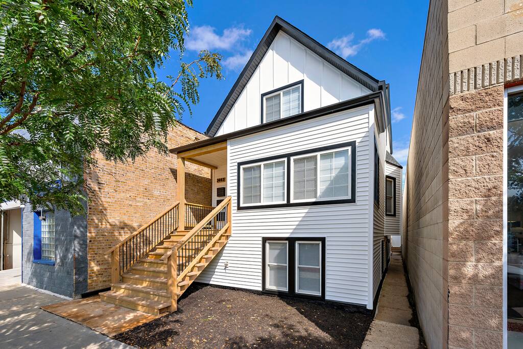 2 Miles to Wrigley+Unshared+Reserved Parking Spot!