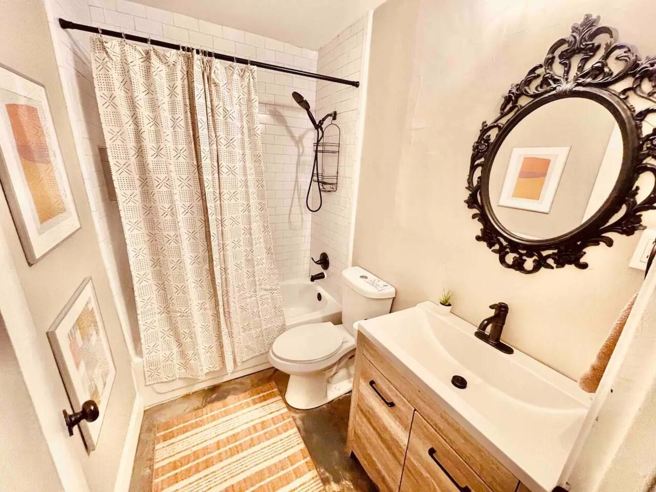 Bohemian house 3/2 hot tub - large yard sleeps 14