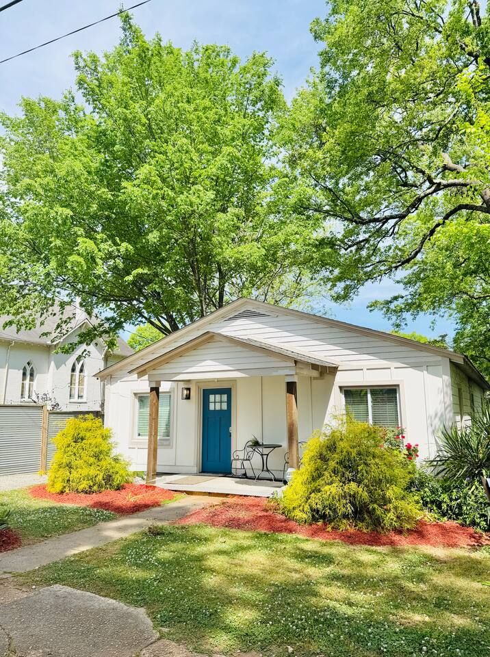 Bohemian house 3/2 hot tub - large yard sleeps 14