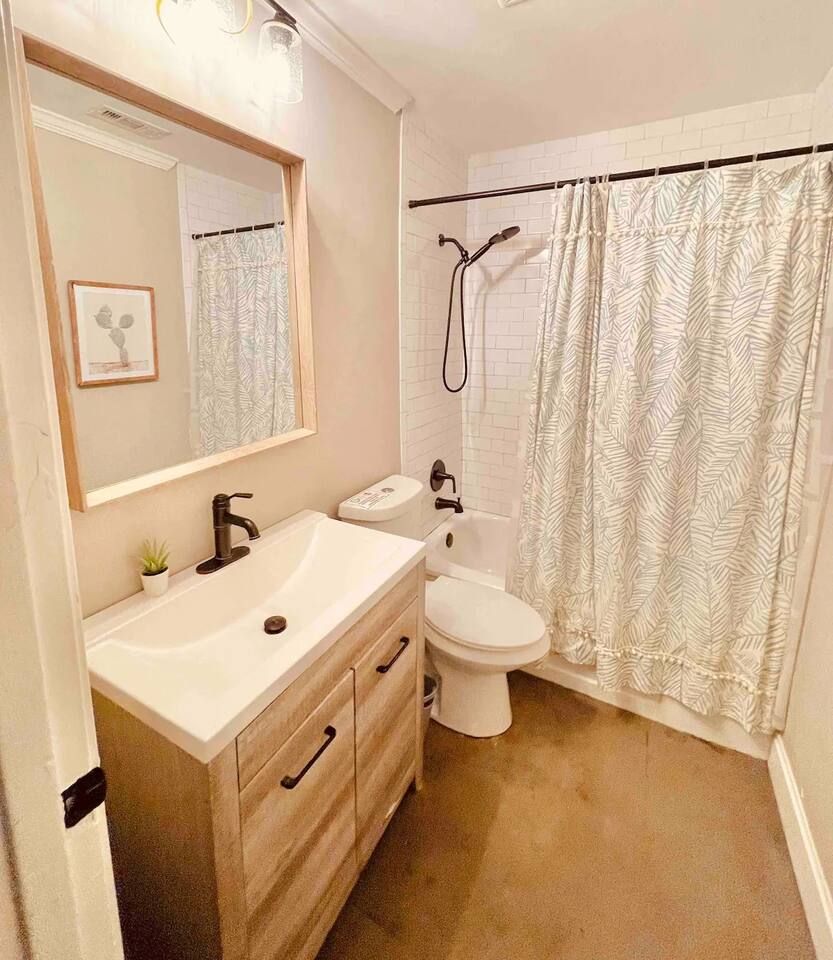 Bohemian house 3/2 hot tub - large yard sleeps 14