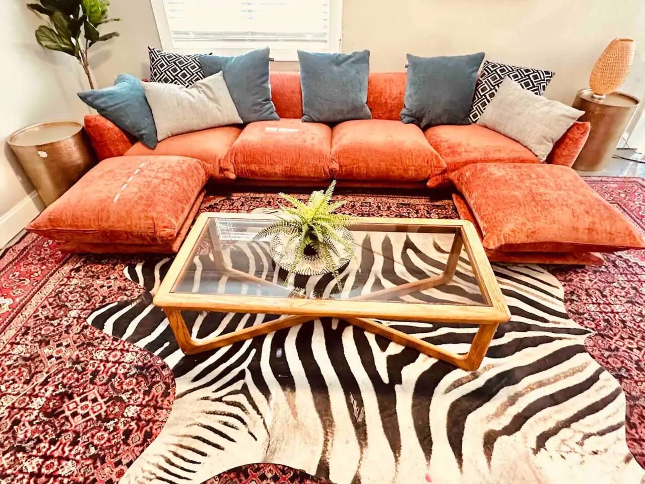 Bohemian house 3/2 hot tub - large yard sleeps 14