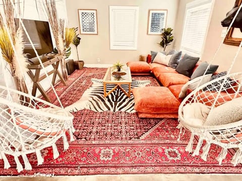 Bohemian house 3/2 hot tub - large yard sleeps 14