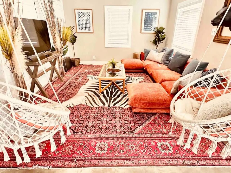 Bohemian house 3/2 hot tub - large yard sleeps 14 - Atlanta