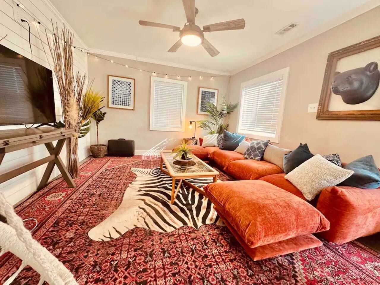 Bohemian house 3/2 hot tub - large yard sleeps 14