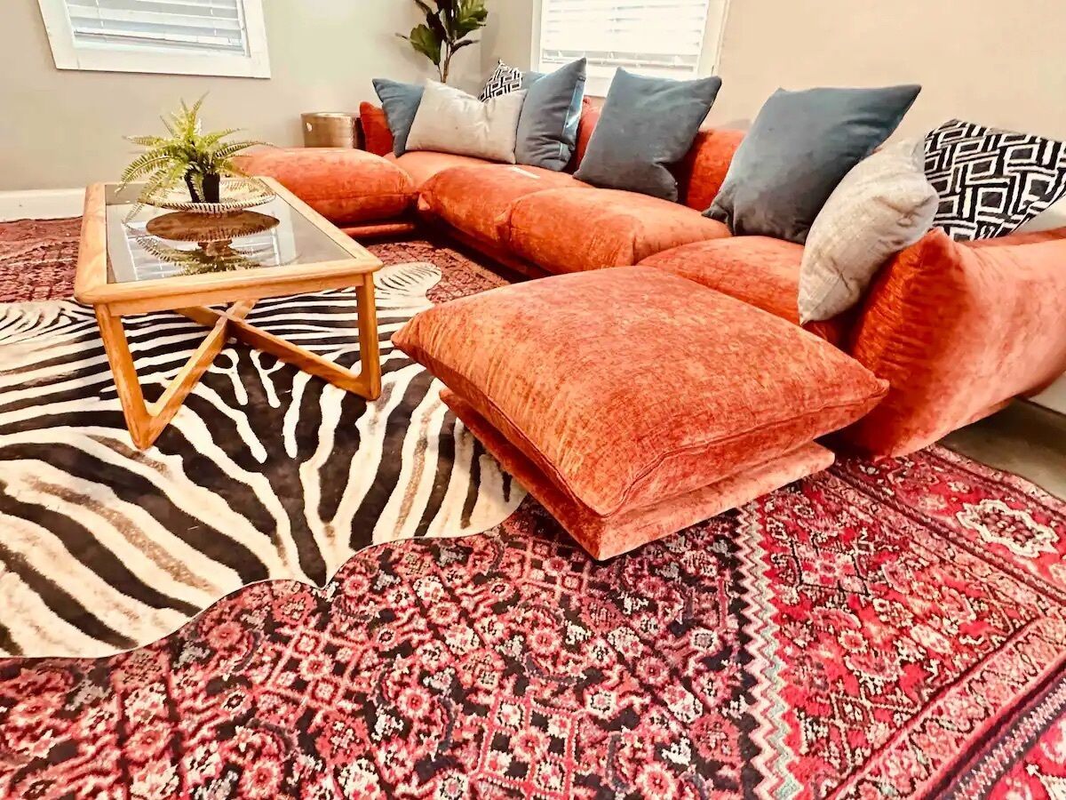 Bohemian house 3/2 hot tub - large yard sleeps 14
