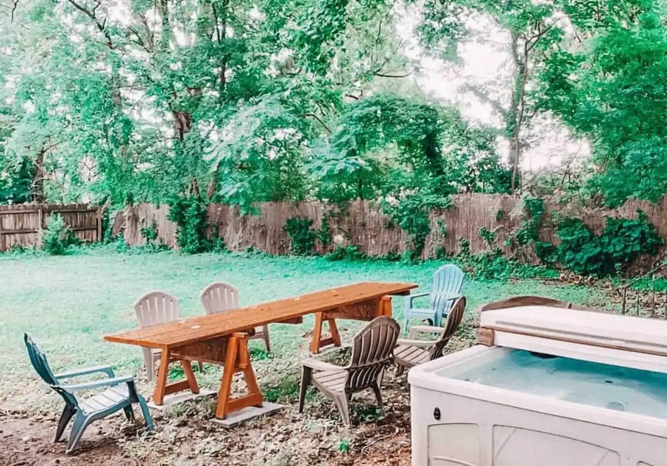Bohemian house 3/2 hot tub - large yard sleeps 14