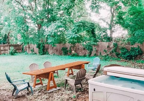 Bohemian house 3/2 hot tub - large yard sleeps 14