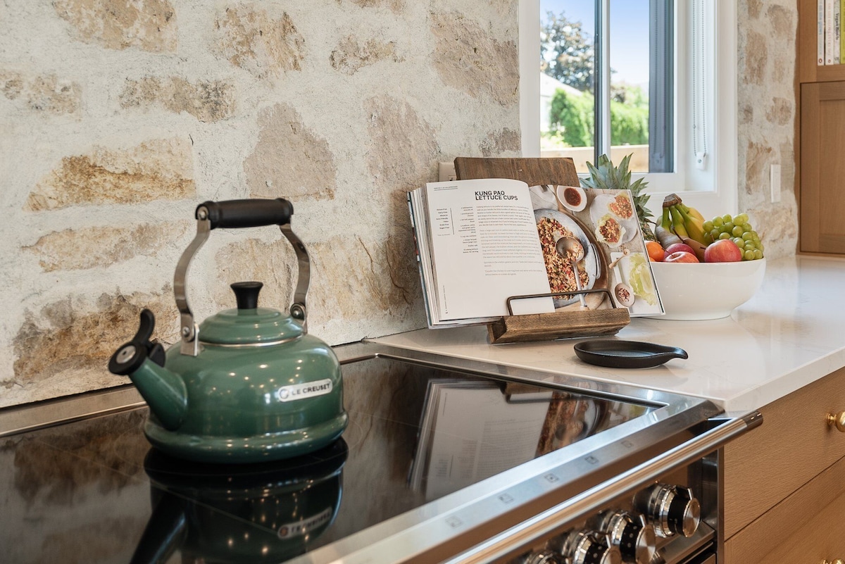 luxury-3-bed-3-ensuite-farmhouse-2-min-walk-to-the-beach/