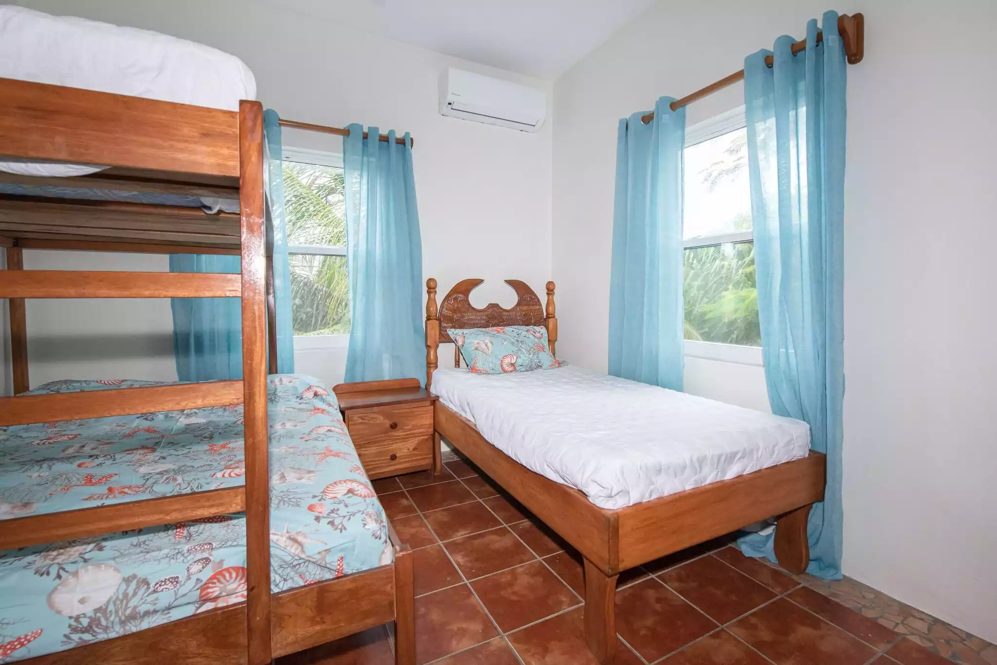 Bunk room with double/twin bunk and extra twin bed Bunk room with double/twin bunk and extra twin bed - Villa Incommunicada-Private beachfront luxury - San Pedro