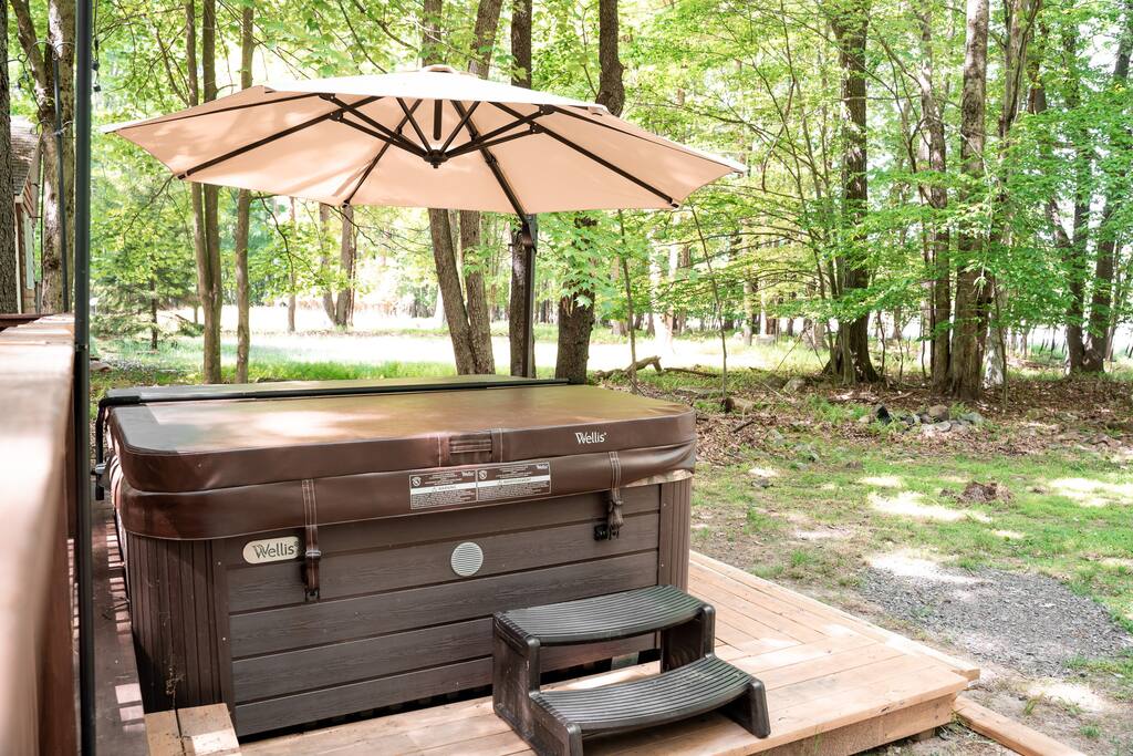 Enjoy our Wellis hot tub with 45 jets to provide the ultimate massage experience. - *Lake*Hot Tub*Firepit*Pets* Enjoy Chill@TheStill - Pocono Summit