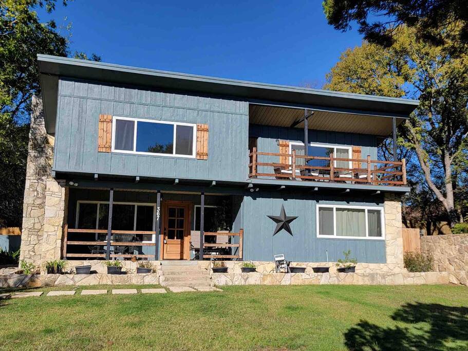 Enjoy lake view from top or bottom patio area - Magnolia Lakehouse - Clifton