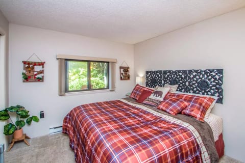 #VacaVibesinD5~Golf Course Condo~Walk to Storyland
