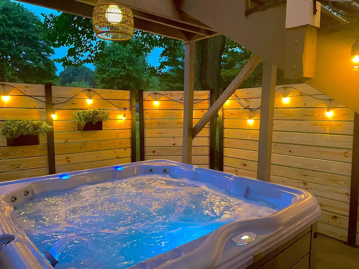 Luxury hot tub perfect for soaking after enjoying wineries, Lake Erie or Sprire - Geneva Loft - Geneva-on-the-Lake