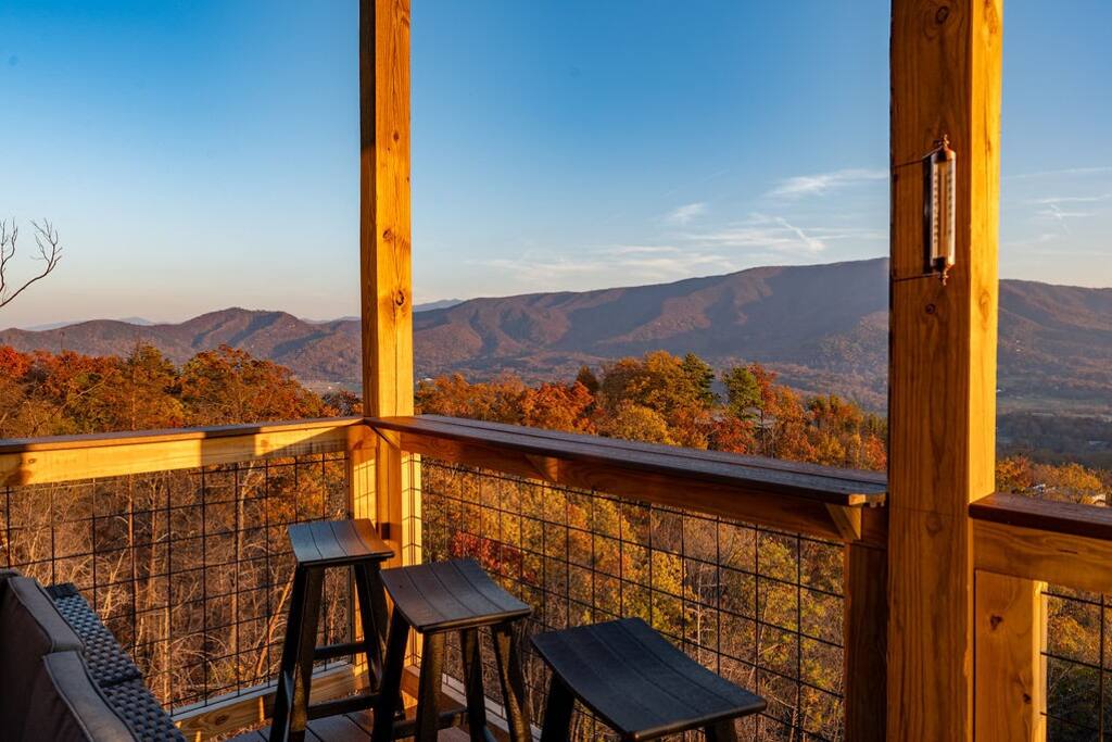 Extra wide railing for sunset drinks