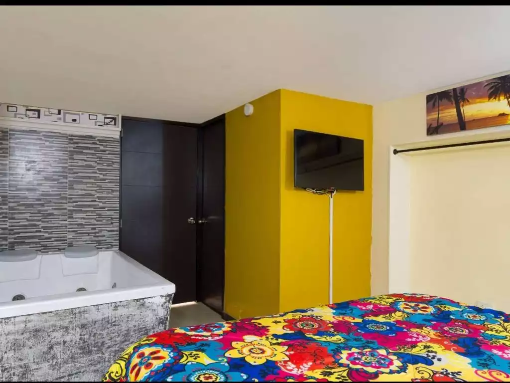 One bedroom Hot tub, AC, 2 flat screen security 13 - Medellín