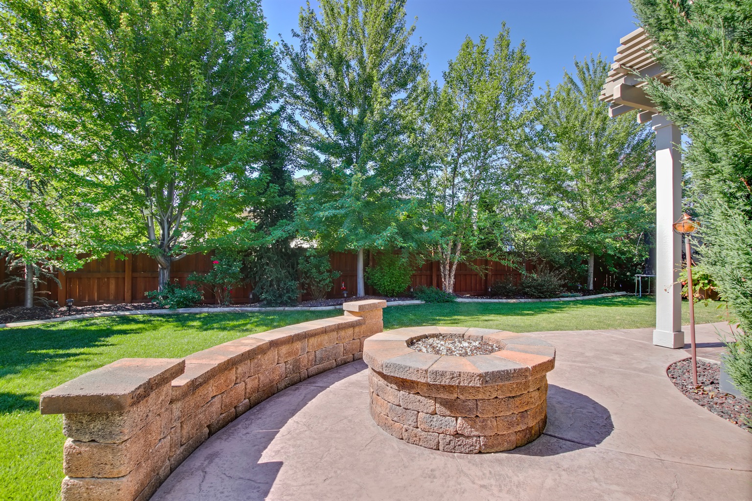 large-modern-5-bedroom-custom-home-centrally-located-in-meridian/