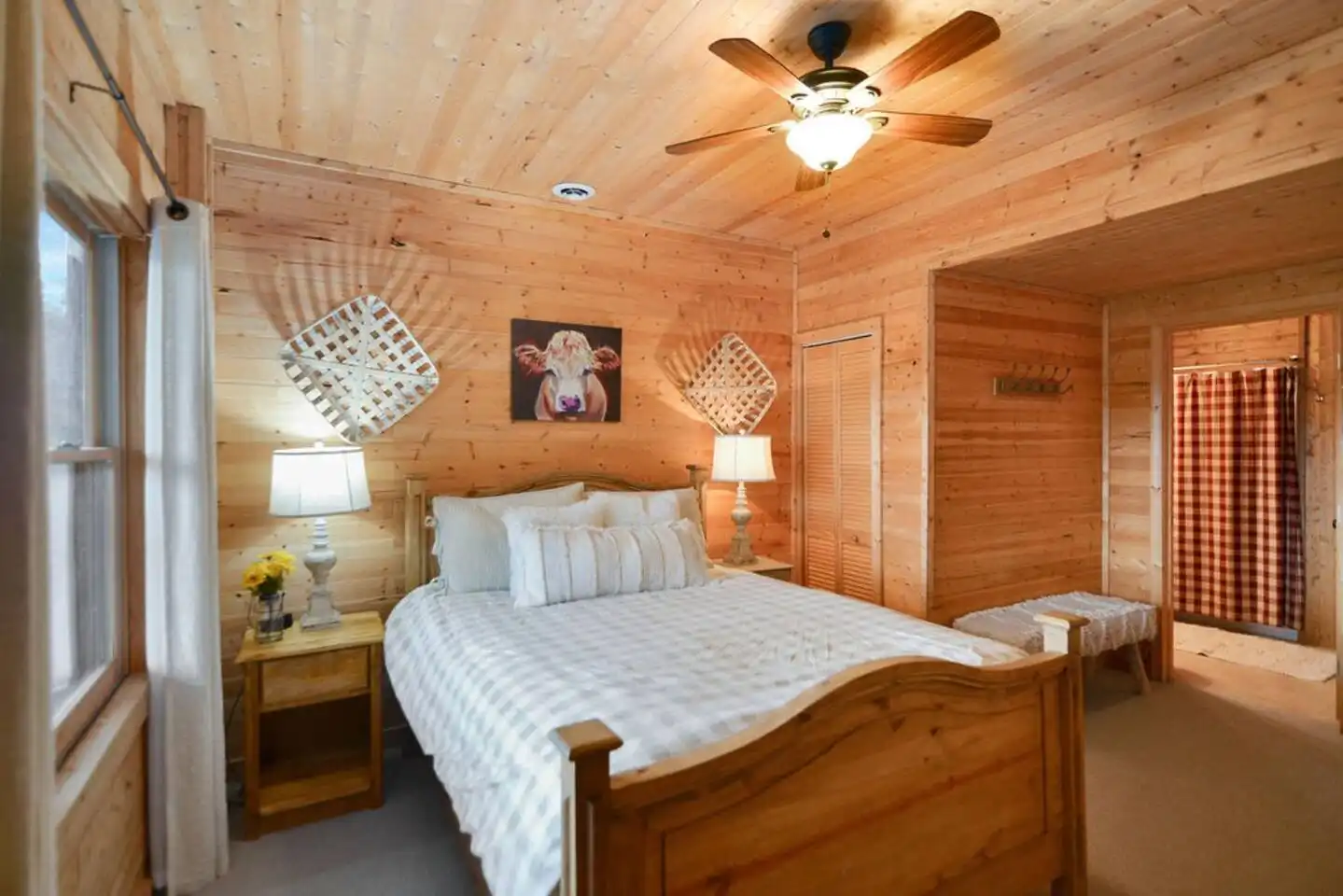 Bedroom #3 features a queen bed and direct access to the shared downstairs bathroom. Bedroom #3 features a queen bed and direct access to the shared downstairs bathroom. - Luna's Mountain Lodge - Mineral Bluff