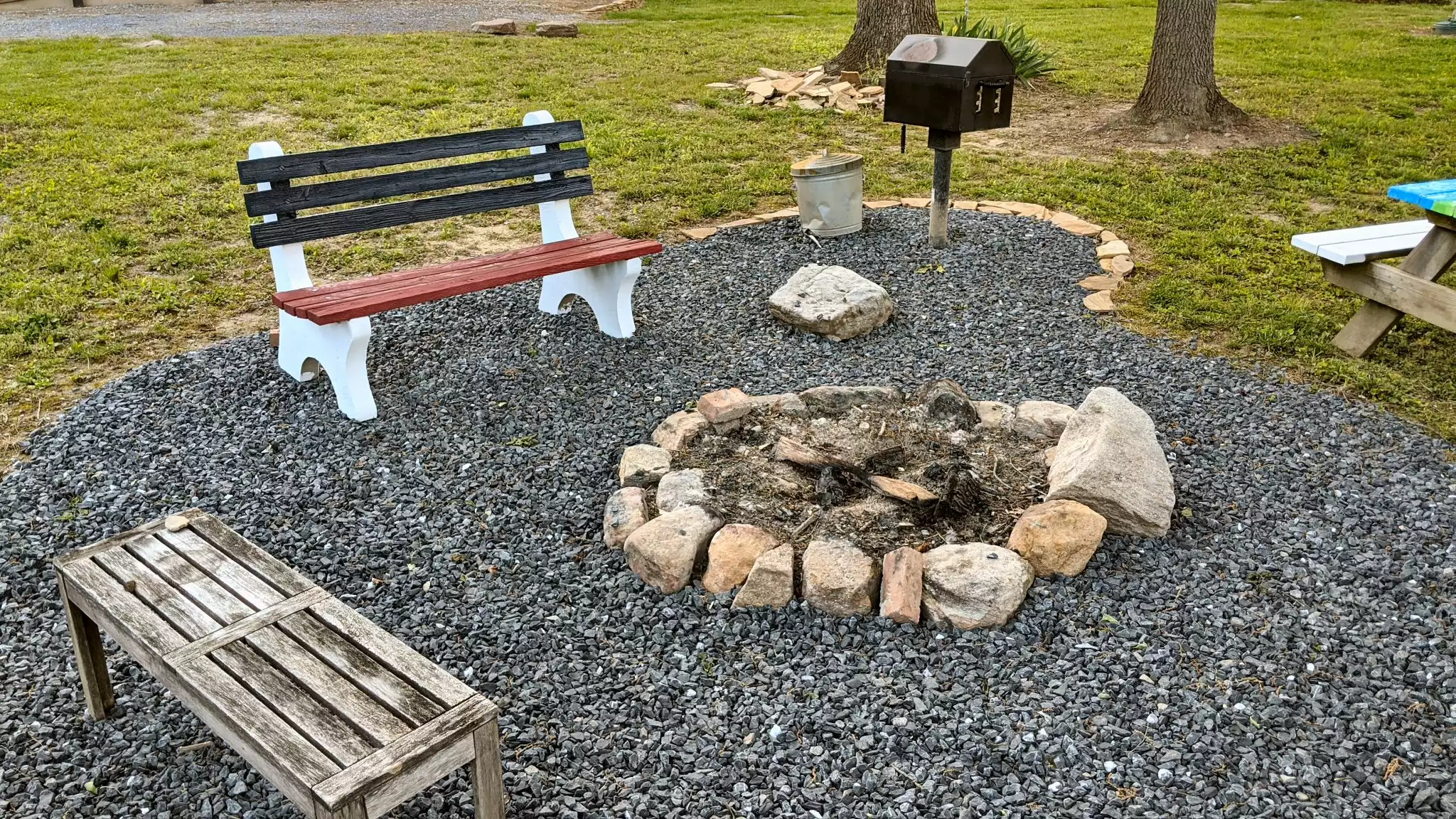 Campfire area with park-style charcoal grill - Rustic Retreat - Luray