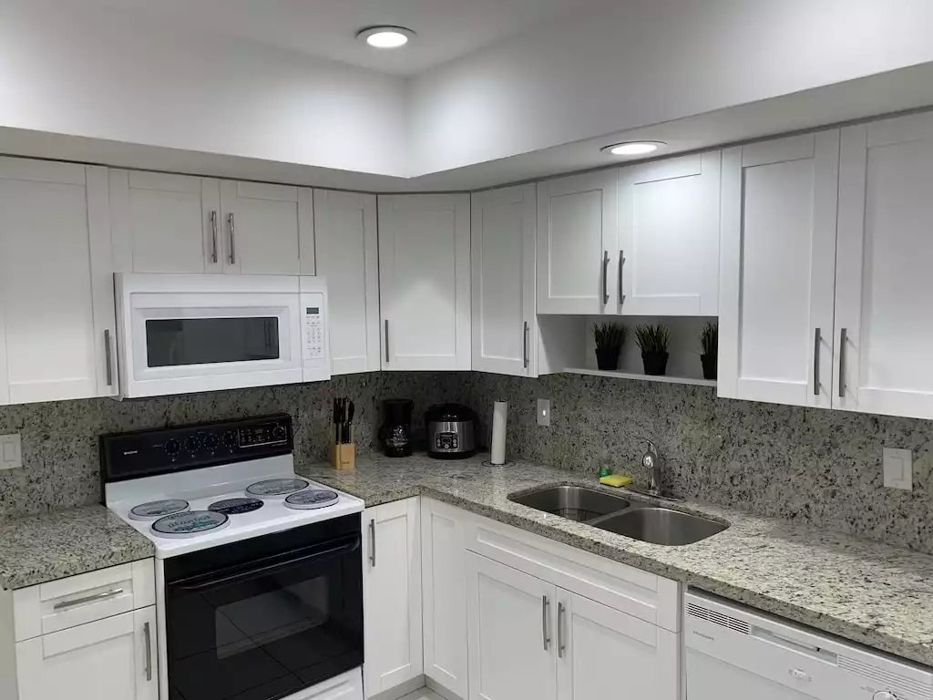 Fully equipped with all kitchen essentials Fully equipped with all kitchen essentials - Contractor Accommodation with Free Parking - Oakland Park