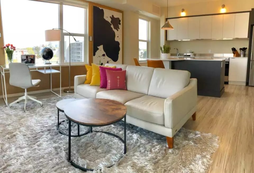Impresiones en Sole | Estacionamiento gratis | Cama King | WFH - Kelowna
