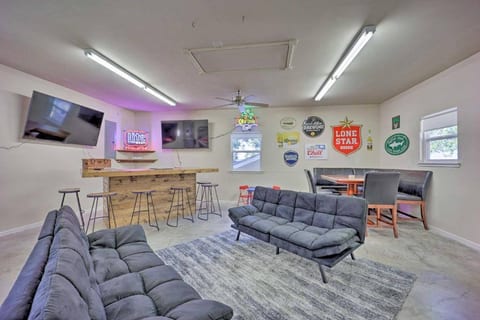 Detached Garage Game Room & Bar - more fun to be had after day on the water!