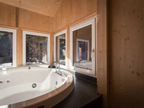 # 25 mit Sauna und Sprudelbad innen