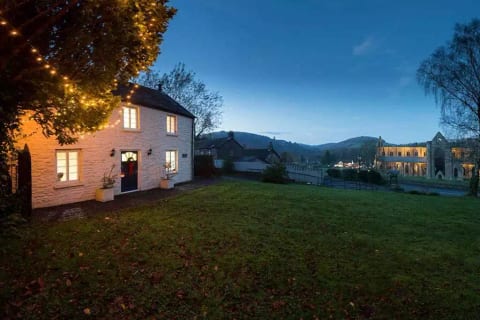 Tintern Abbey Cottage with fabulous views of the illuminated Abbey