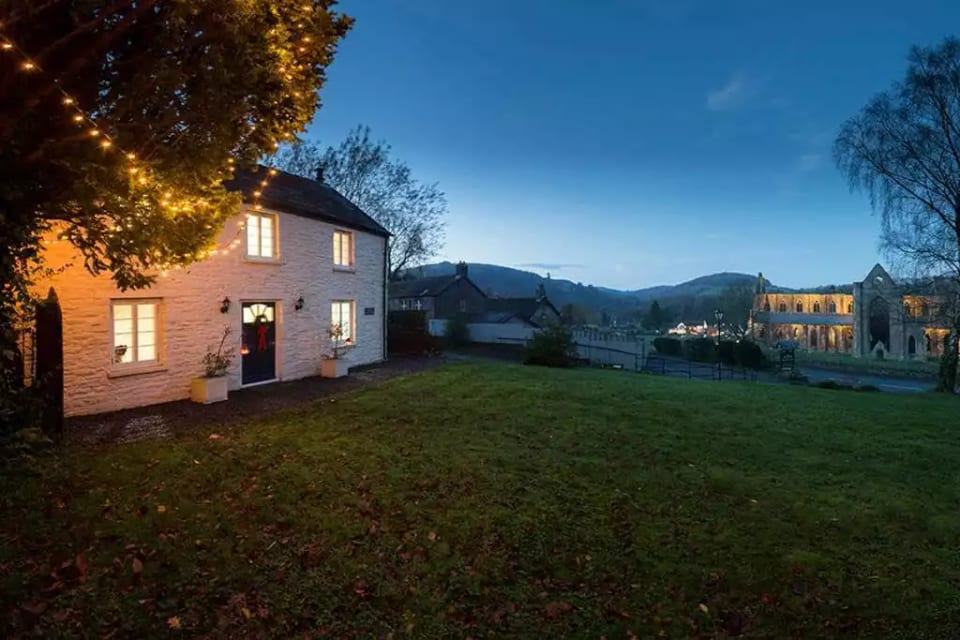 Tintern Abbey Cottage with fabulous views of the illuminated Abbey
