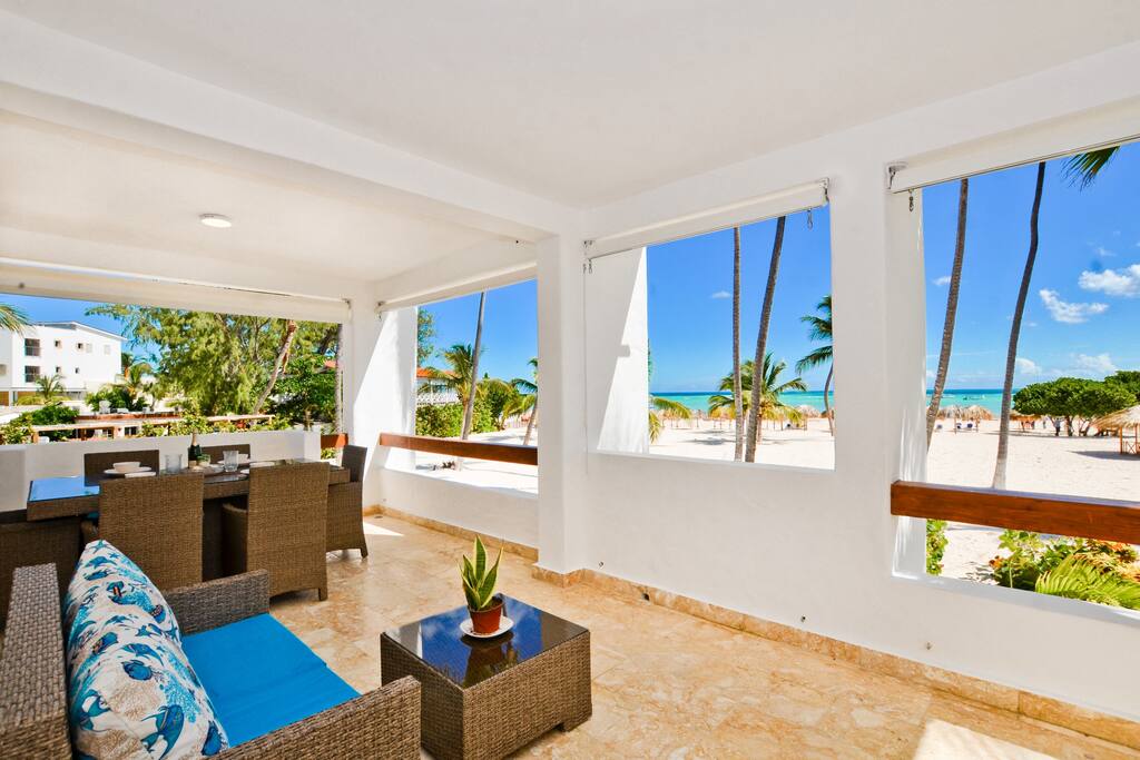 Luxury Condo with Stunning views, Private Beach