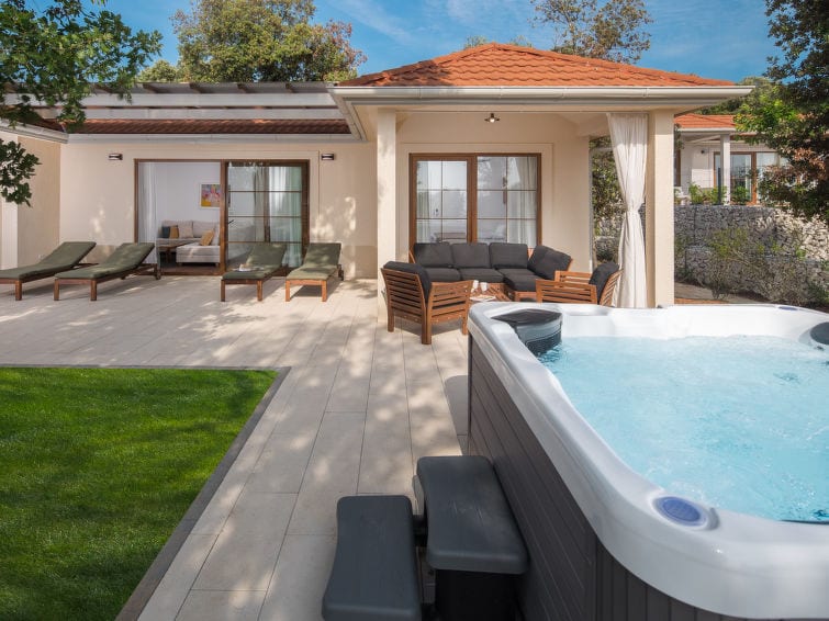 Luxury Bay Villa with private hot tub - Bale